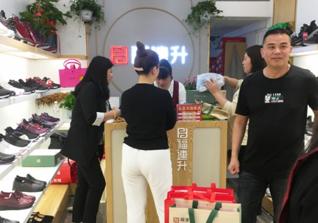 鞋店如何通过“鞋子以旧换新”的活动盈利？