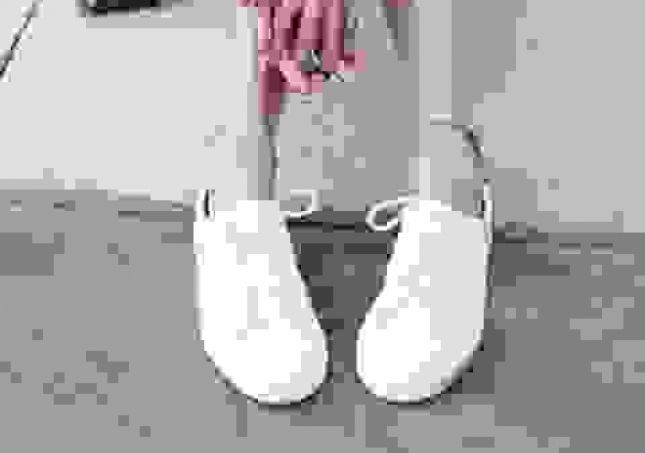 白鞋子发黄有什么办法变白-白色帆布鞋发黄，怎么洗才能变白？